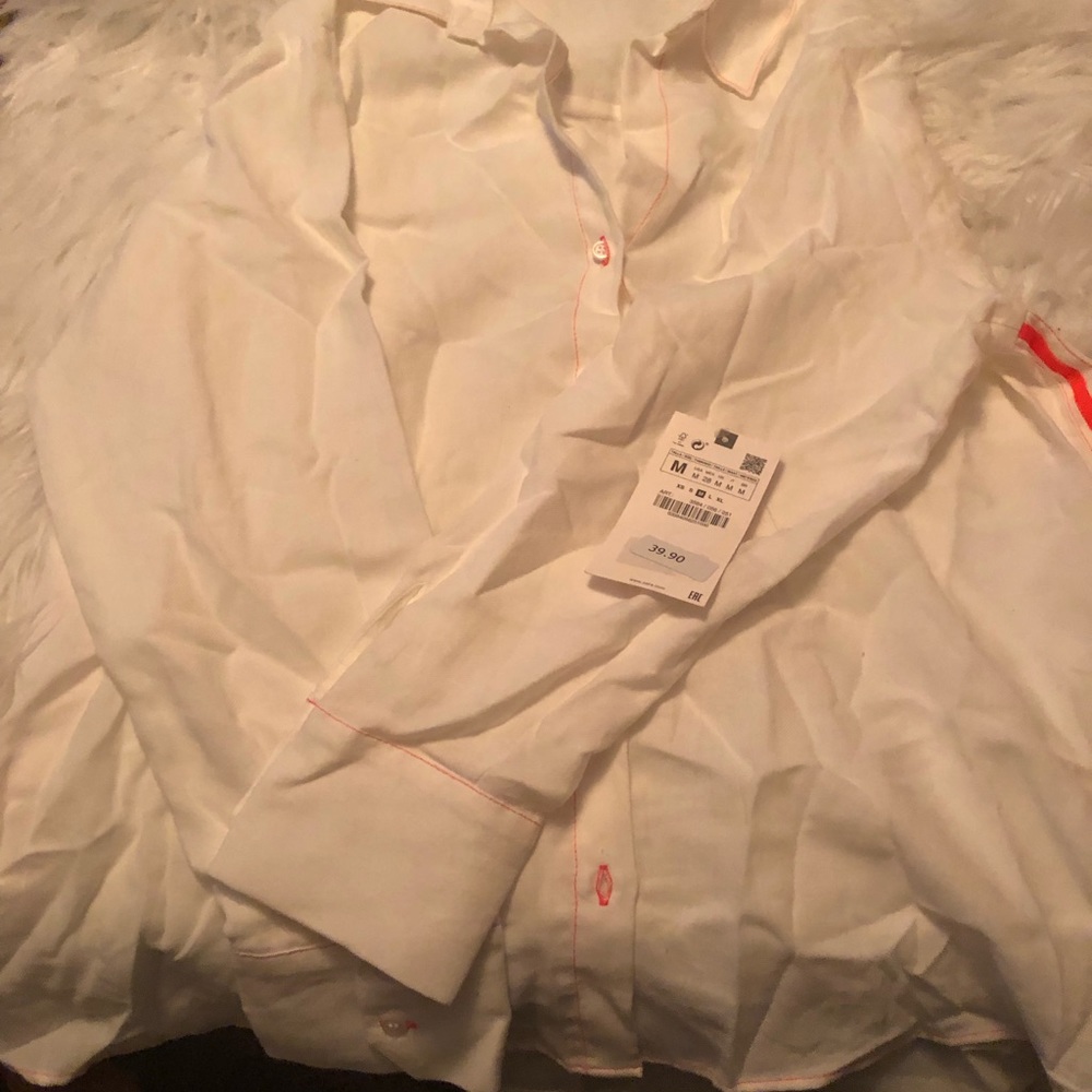 Medium off white collar shirt